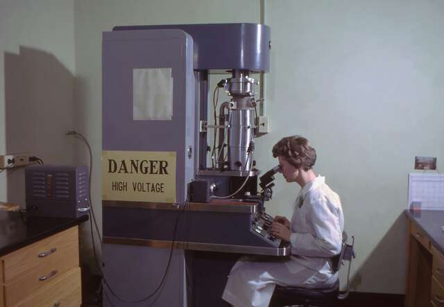 Eine Frau bei der Arbeit an einer Maschine